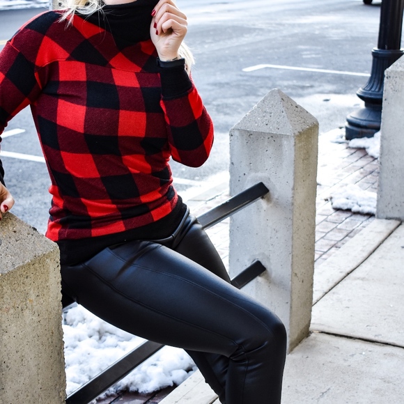 Fleece Lined Vegan Leather Pocket Leggings - Picture 4 of 8